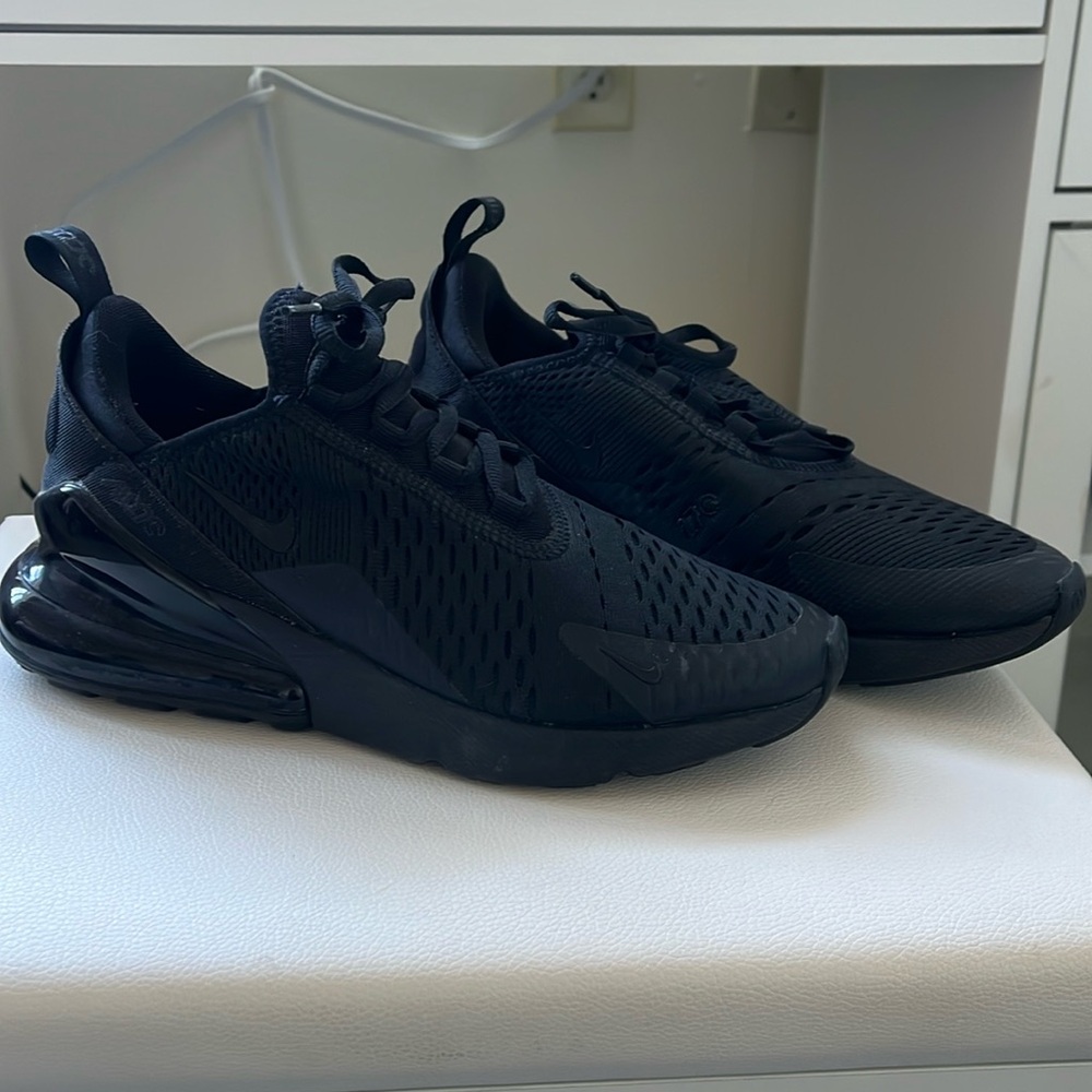 Nike 5.5 Y / 7 women’s 270s